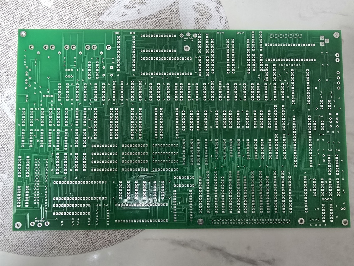 Обратная сторона платы ретро компьютера "ЮТ-88".