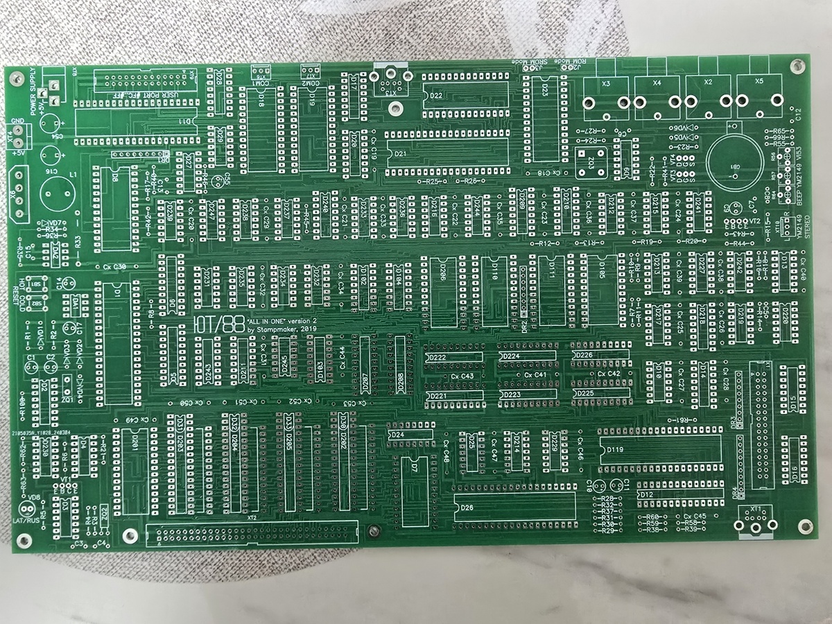 Передняя сторона платы ретро компьютера "ЮТ-88".