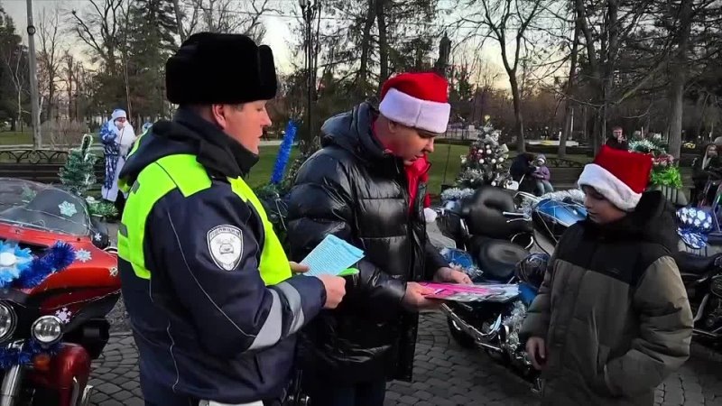 В редакторе видео не воспроизводится1:00Новогодний мото-парад деда Мороза и Снегурочки проехал по центральным улицам г. Краснодара