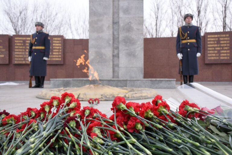    В Оренбурге возложили цветы к мемориалам Героев Отечества Оренбуржье