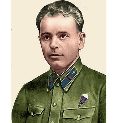 Начальник парашютно-десантной службы Управления Военно-Воздушных Сил Западного фронта капитан Иван Георгиевич Старчак. Июль 1941 года. Источник: Лемберик И. М. Капитан Старчак. Источник: Год жизни парашютиста-разведчика. – М.: Воениздат, 1960. Вклейка фотографий. Фото раскрашено с применением современных методов колоризации