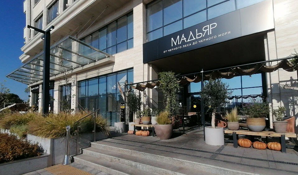 А там, где меня оставил таксистбыл часть веранды и вход в БЦ. Вот я и запуталась. Фото: Яндекс.Карты