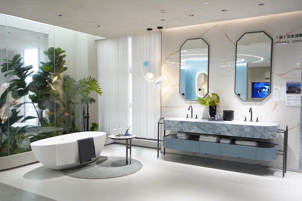 Ванная комната оборудованная сантехникой и мебелью ARROW