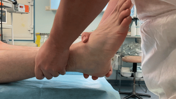 Тест переднего выдвижного ящика: обратите внимание, как стопа выдвигается вперед от своего нормального положения