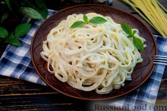 спагетти, сливки, сыр плавленый, базилик, орегано, масло сливочное, соль