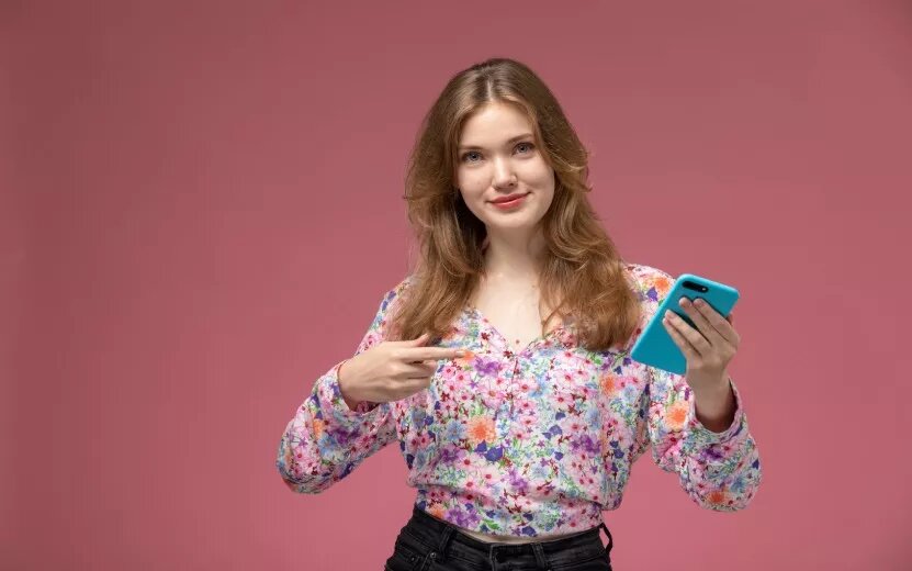    Безвкусные елки, макияж в школах и очереди в пунктах выдачи: что обсуждают ижевчане в соцсетях 9 декабря