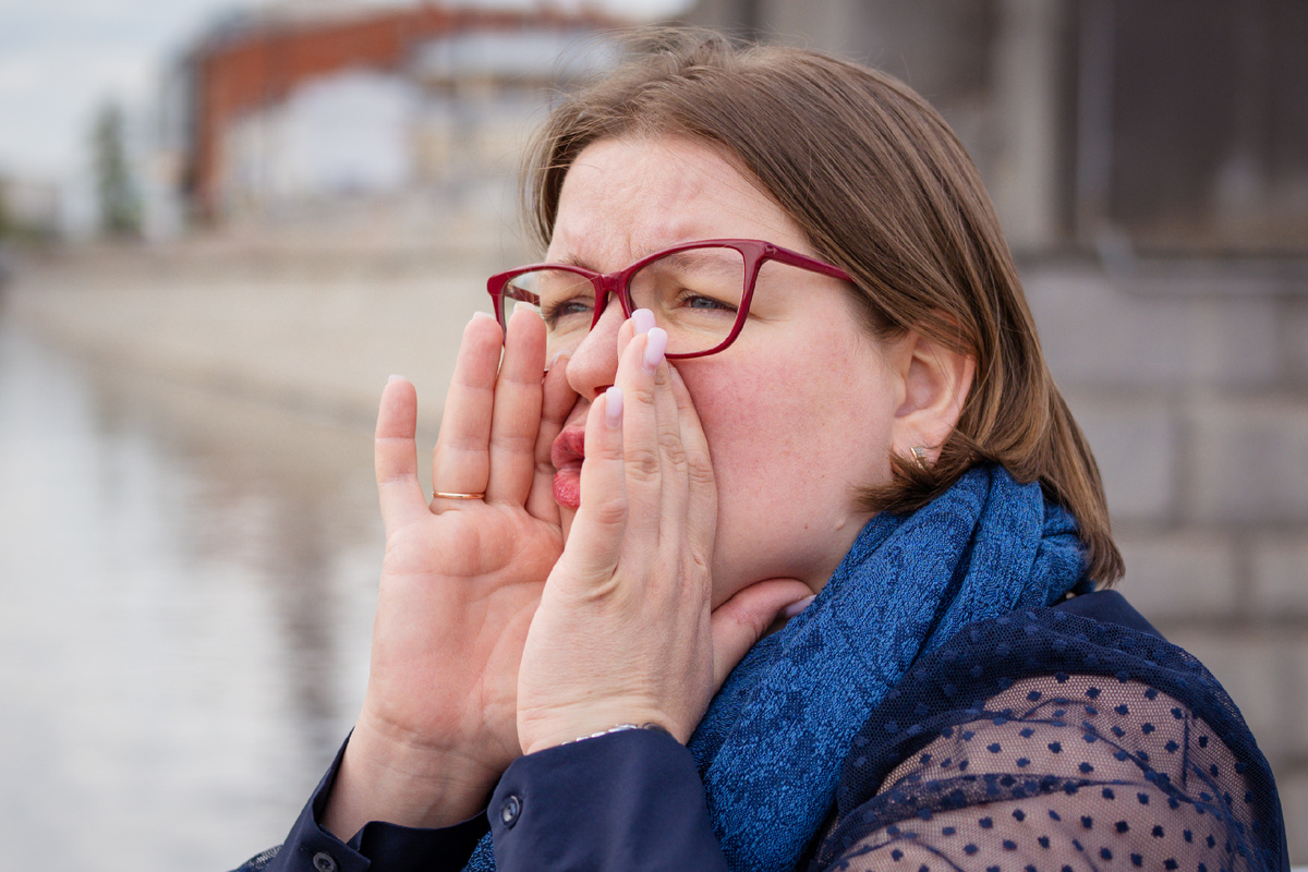 Всем привет! Меня зовут Елена Сокол и я логопед-практик. Я помогаю обычным мамам из нашей с вами жизни заниматься со своими детьми самостоятельно.