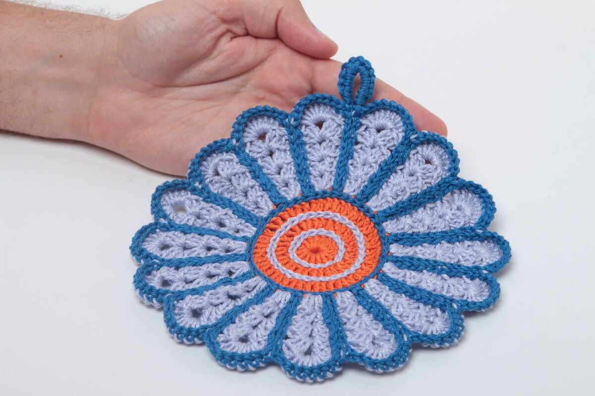 что-то такое связала и убежала оттуда))