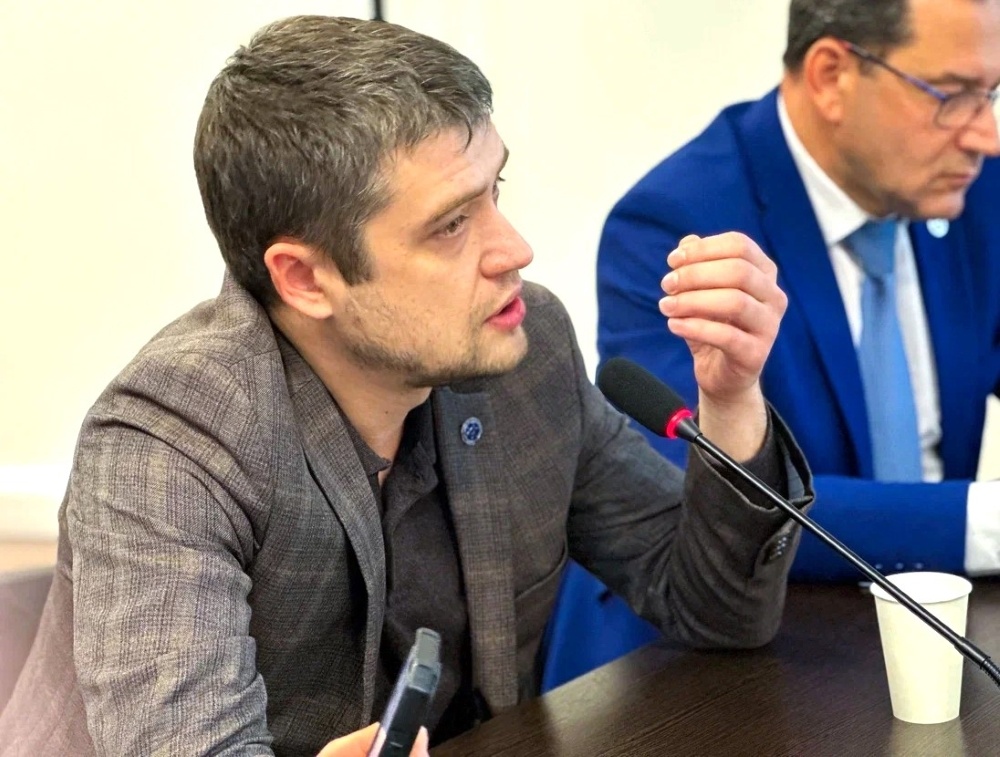 Член СМУС Михаил Федоров рассказывает об Атласе новых профессий — этот ресурс должен помочь выпускнику построить свою карьеру в Обинске