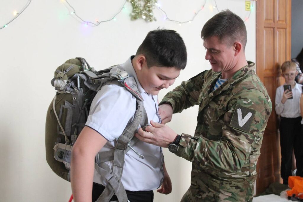    Гвардии майор Данил Кабаль проводит мастер-класс по устройству парашюта. Трудобеликовский. Декабрь 2024 года. Фото работников СДК х. Трудобеликовского