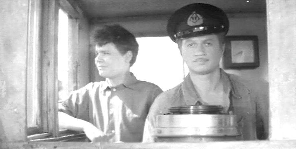 Кадр из кинофильма "Когда разводят мосты", 1962 г., режиссер Виктор Соколов, сценарист Василий Аксёнов, композитор Надежда Симонян (скриншот) 