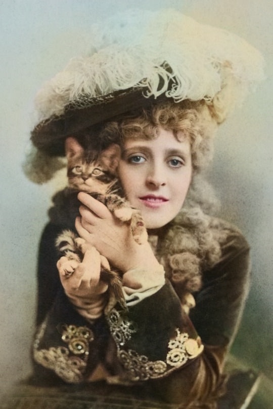 Фото девушки с кошкой конца 19в.