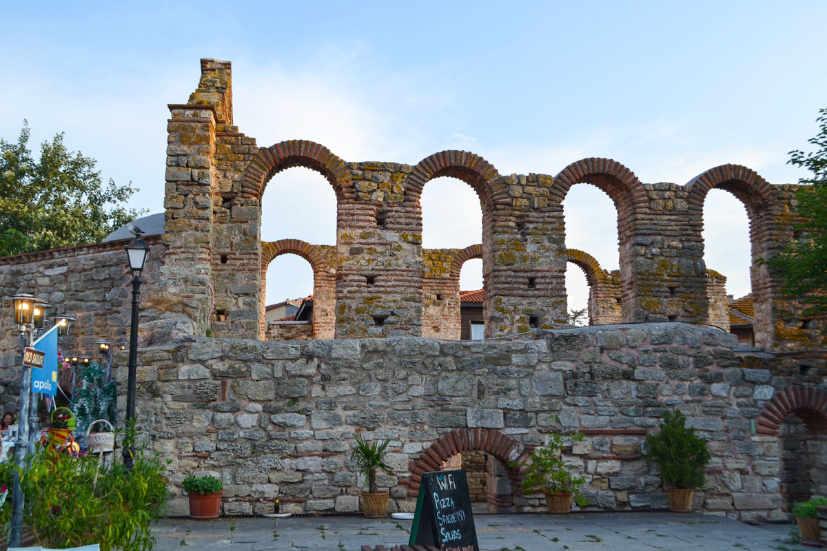 Церковь Святой Софии датируется V- VI веком (Старая Митрополия)