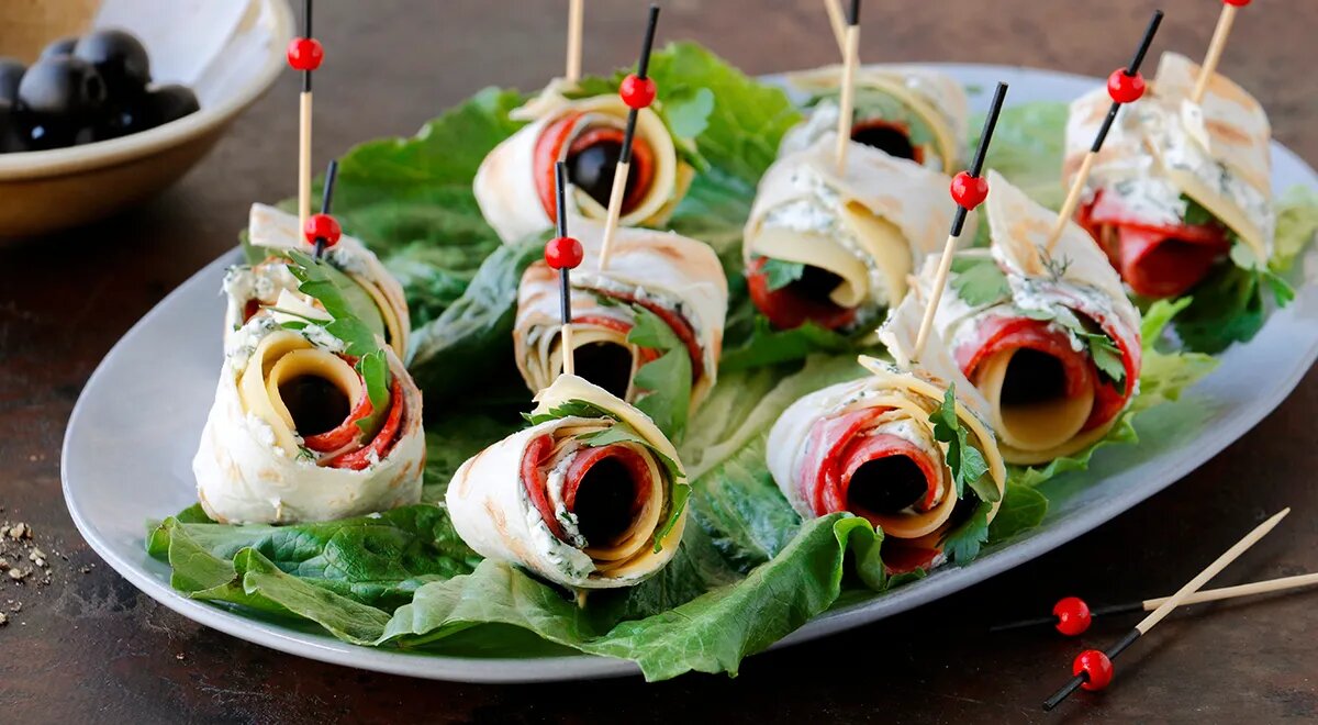   Канапе с колбасой и сыром