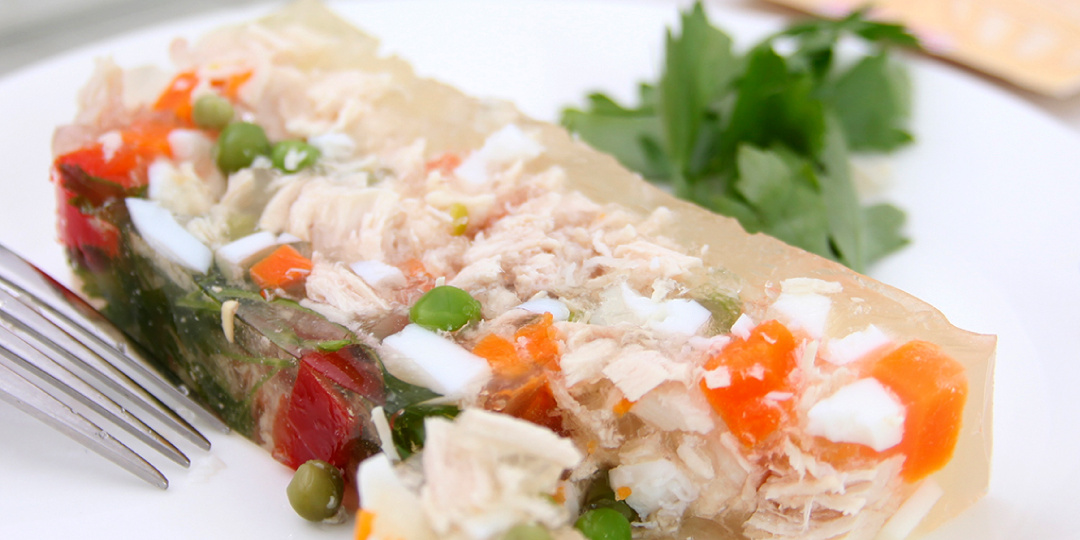 Легкое и питательное заливное с курицей и овощами 🌿🍽️