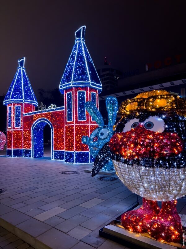    новогодние композиции-украшения Ростова на Университетском // фото: Денис Демков