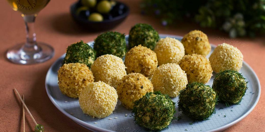 Сырные шарики с чесноком – быстрая и вкусная закуска
