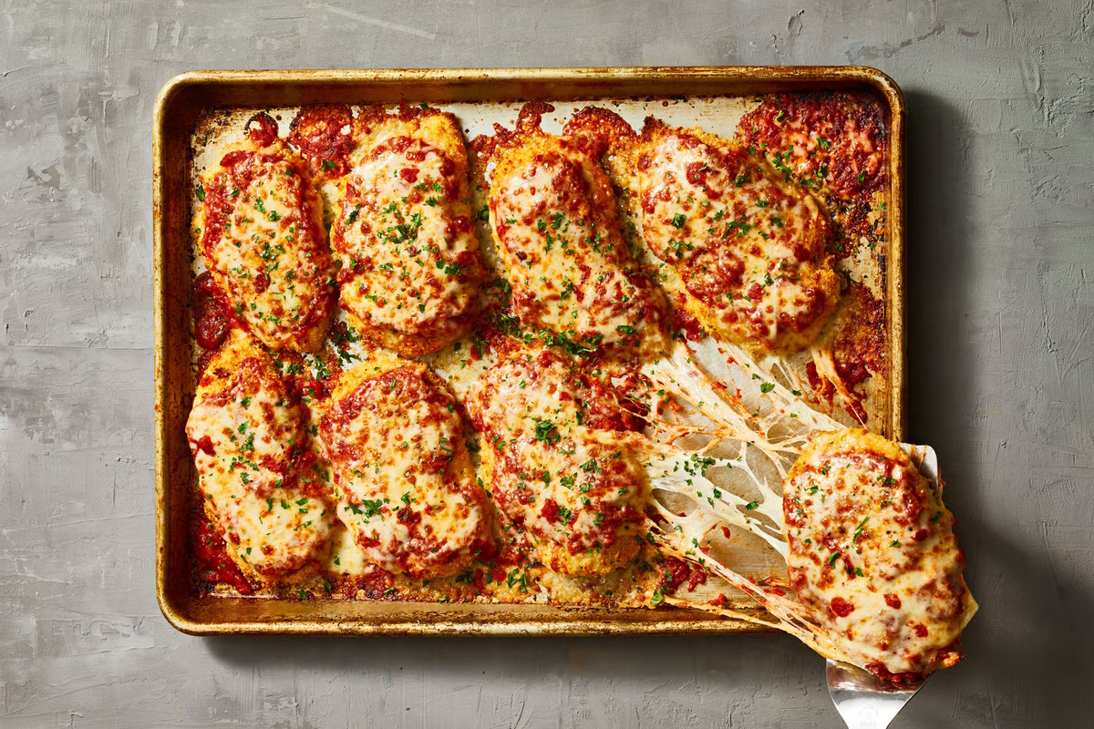 Куриное филе в панировке с добавлением пармезана, покрытое томатным соусом и расплавленной моцареллой