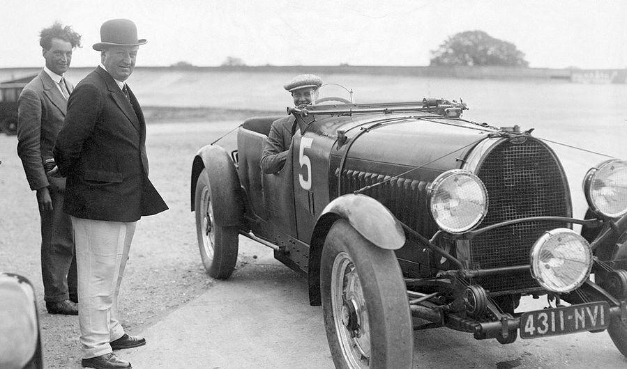 Этторе Бугатти, Альберт Диво и Ги Буриа. Шасси 50177 под гоночным номером 5 в составе заводской команды на Ле-Мане 1931 года.