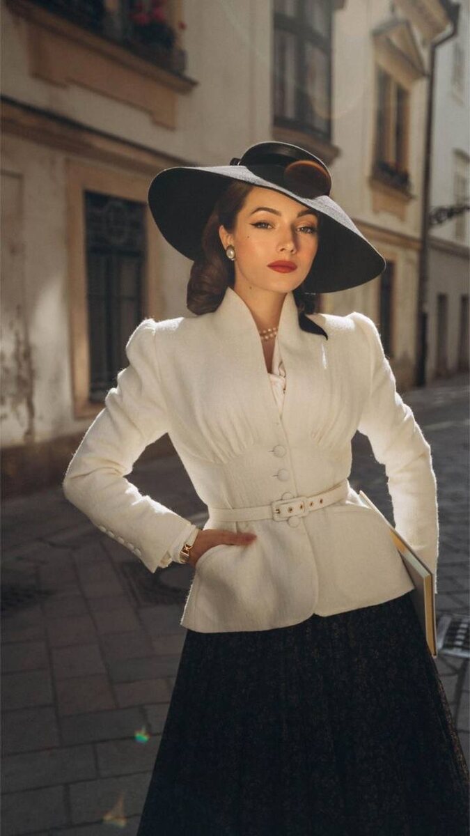 Основные характеристики голливудской моды:
1. Гламур: Блеск, роскошь и внимание к деталям. Часто на красной дорожке можно увидеть платья из дорогих тканей, украшения с драгоценностями и аксессуары, которые подчеркивают статус.