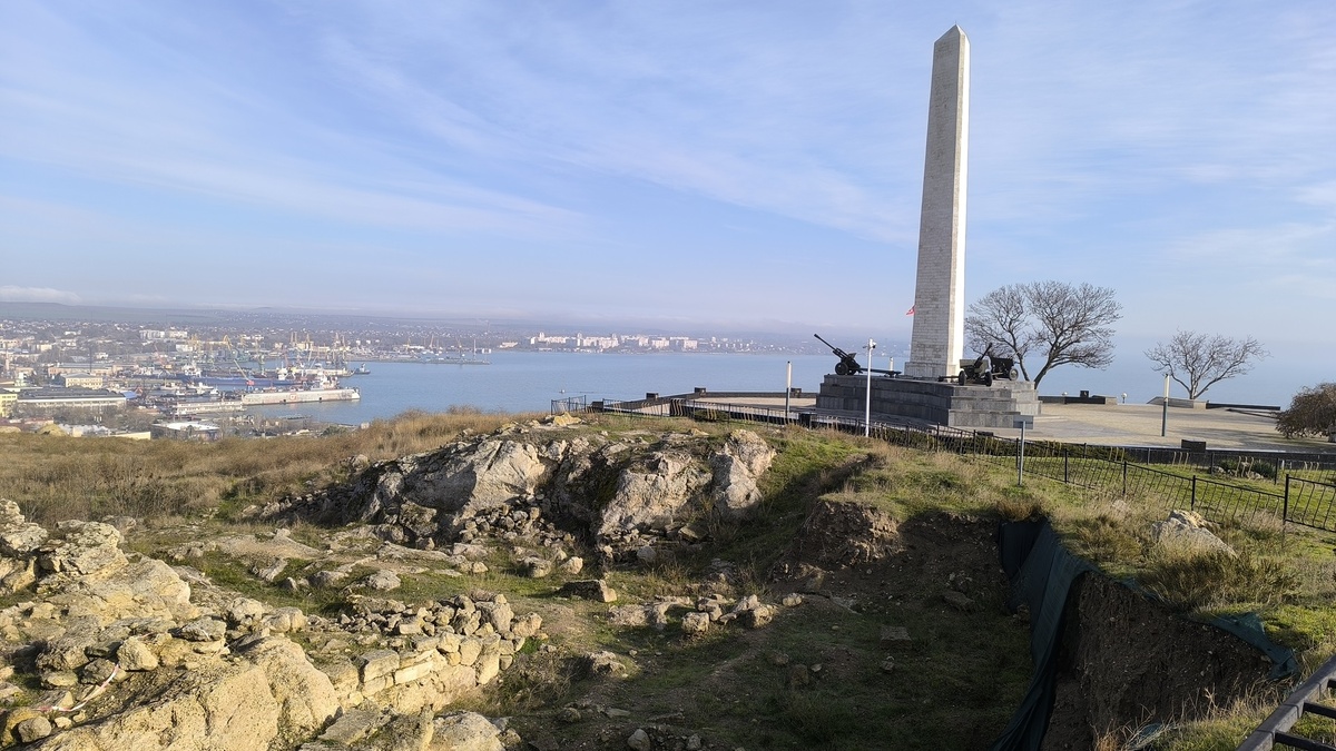 Вид на Керчь с горы Митридат.  Привет! Меня зовут Евгения. Живу в  Краснодаре, люблю  выезжать в горы, к морю и вообще по природным достопримечательностям Юга России и Крыма. На моём канале  рассказываю не только об интересных местах, но и как туда добраться, сколько стоит и т.п., а ещё мне нравится размещать побольше фотографий.  Подписывайся, если тебе интересно это направление. Фото: Книга Приключений