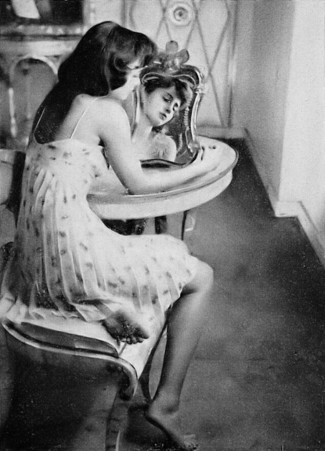 Модель в белой шифоновой сорочке, напечатанной по всей поверхности бледными брызгами цветов, верх выполнен в форме бюстгальтера, а юбка — в виде веера складок от Molyneux, фото Луизы Даль-Вульф, Harper's Bazaar, декабрь 1946 г.
