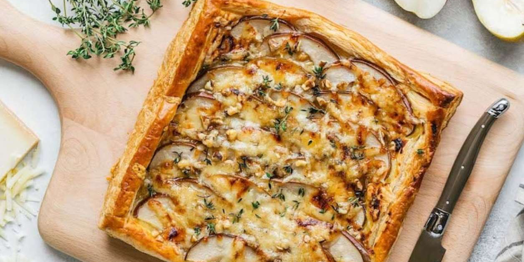 Праздничный пирог из теста фило с грушей и камамбером