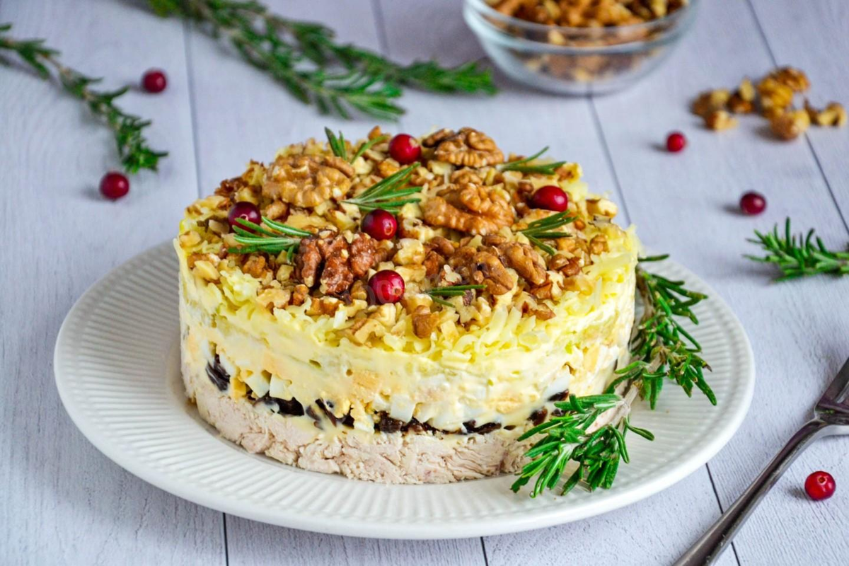 Салат с курицей, черносливом и грецким орехом