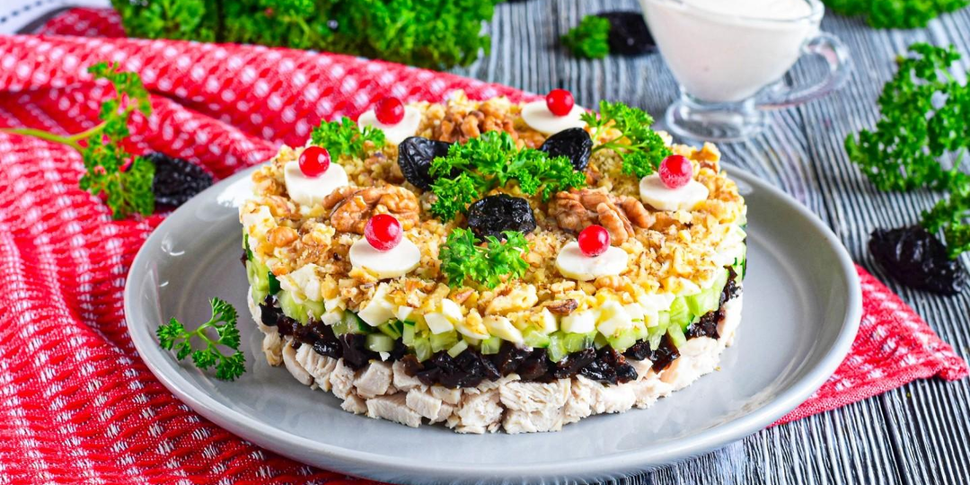 Салат с курицей, черносливом и грецким орехом