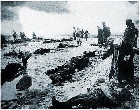 Опознание близких, зверски замученных гитлеровцами. г. Краснодар 1943 г.