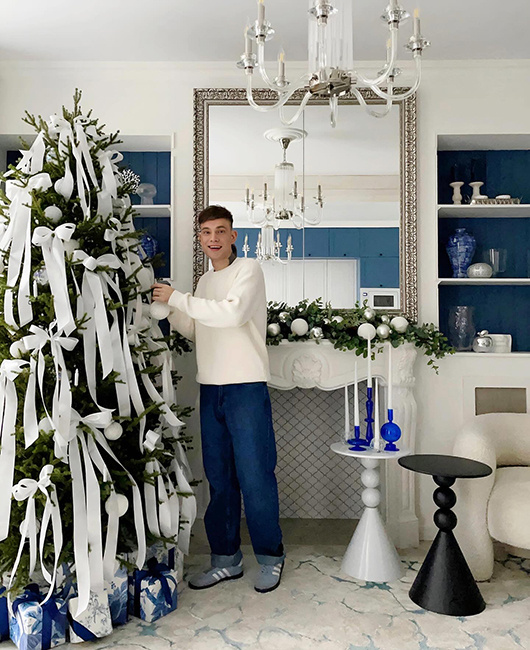  Декоратор Андрей Аникин и его новогодняя елка. Фото: предоставлено декоратором