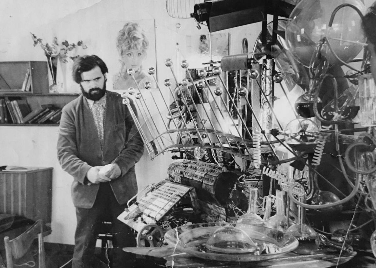 Художник-скульптор Вячеслав Почечуев со своим «изобретением» на съемках фильма «Иван Васильевич меняет профессию», 1972 год. Фото из архива государственного центрального музея кино.