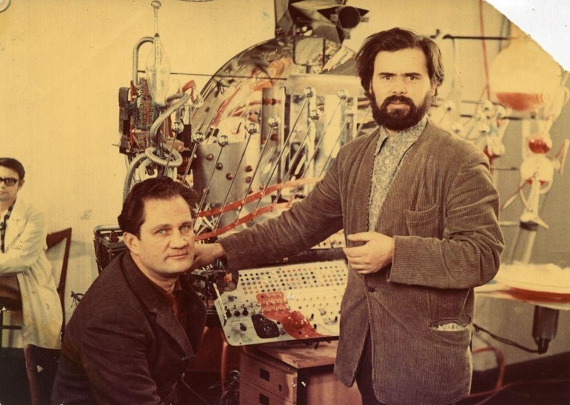 Фото со съемочной площадки, 1973 год.
На первом плане - мужчина, член съемочной группы и Вячеслав Почечуев на фоне объекта «машина времени». На втором плане слева - актер Александр Демьяненко. Фото из архива государственного центрального музея кино.