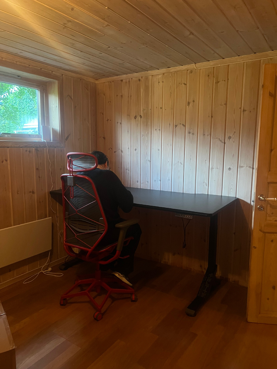 Сашкин столик и стульчик - по первоначальному плану, ну и Сашка для контраста размеров😹