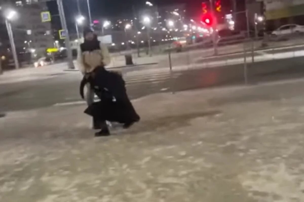    7 декабря мужчина жестоко избил возлюбленную возле ТЦ "Кристалл". Очевидцы засняли этот момент на камеру.