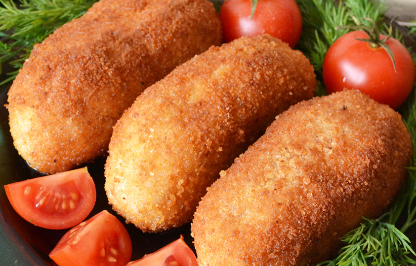 Ароматные, сочные куриные котлетки с расплавленной сырно-сливочной начинкой, заключённой в хрустящую золотистую корочку.