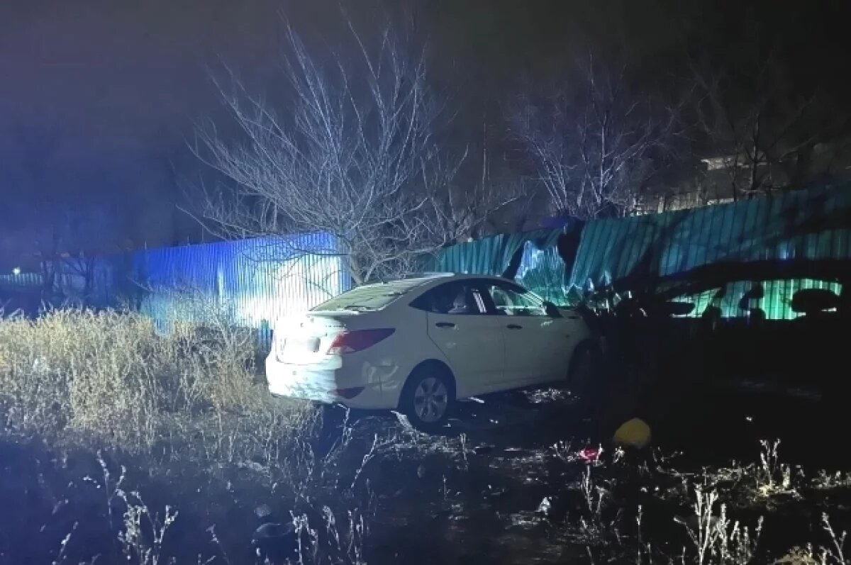    Волгоградка на иномарке врезалась в забор в ночь на воскресенье