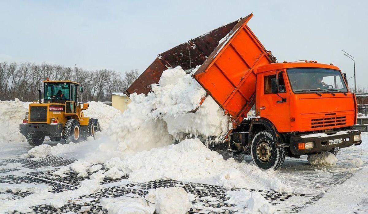     Доставка снега в снегосплавный пункт. Источник: mos.ru Автор фото: Пресс-служба Мэра и Правительства Москвы