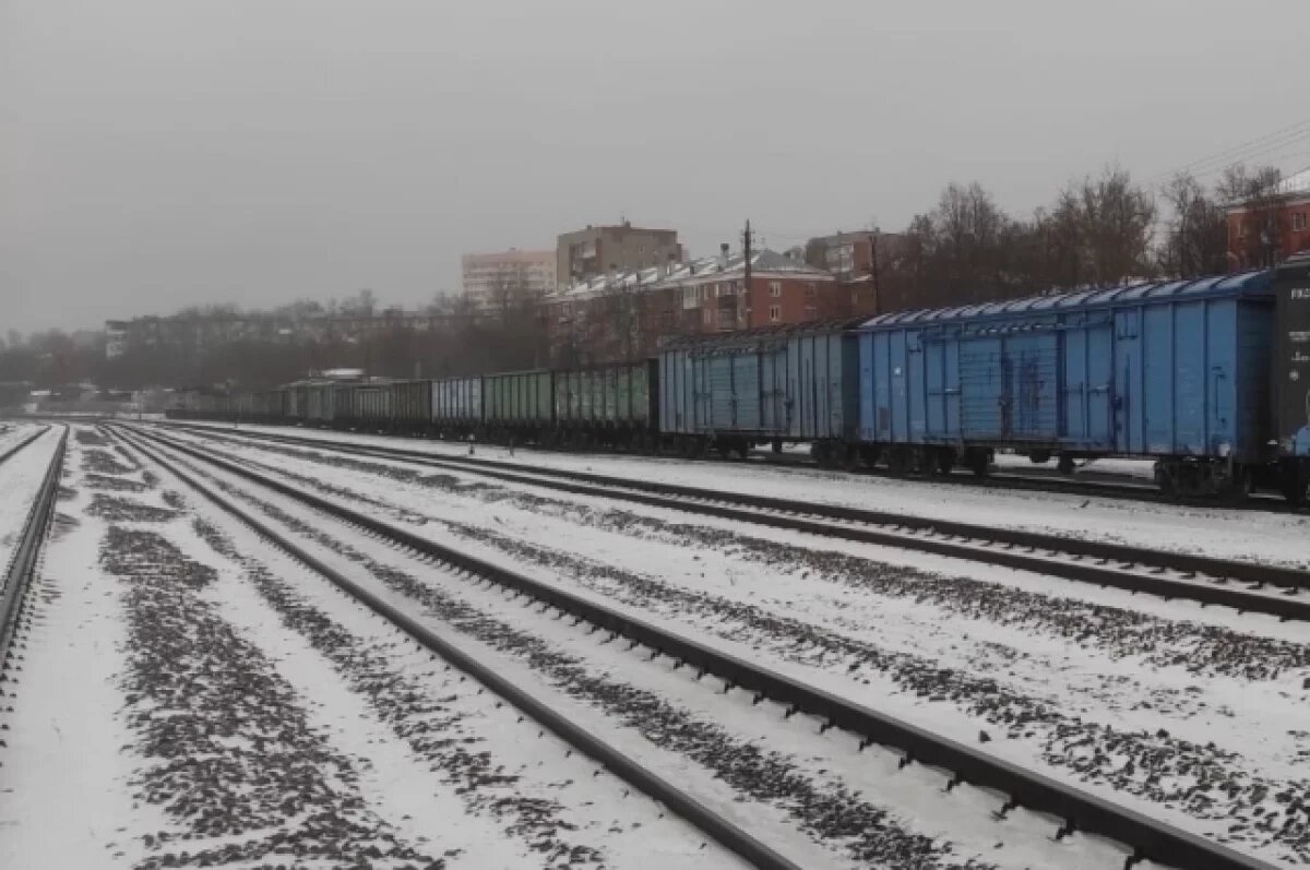    Тот самый состав с неисправным локомотивом отстаивается на станции Криволучье.