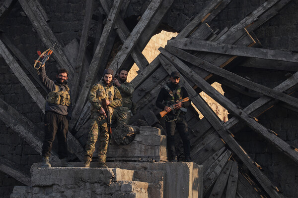 Боевики-повстанцы празднуют победу после захвата города оппозицией в центре Хамы, Сирия, 6 декабря 2024 года / Omar Albam/AP   📷