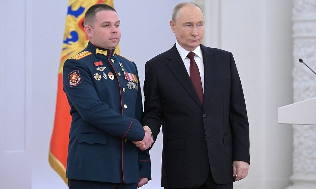    Путин вручил медали «Золотая звезда» Героям России