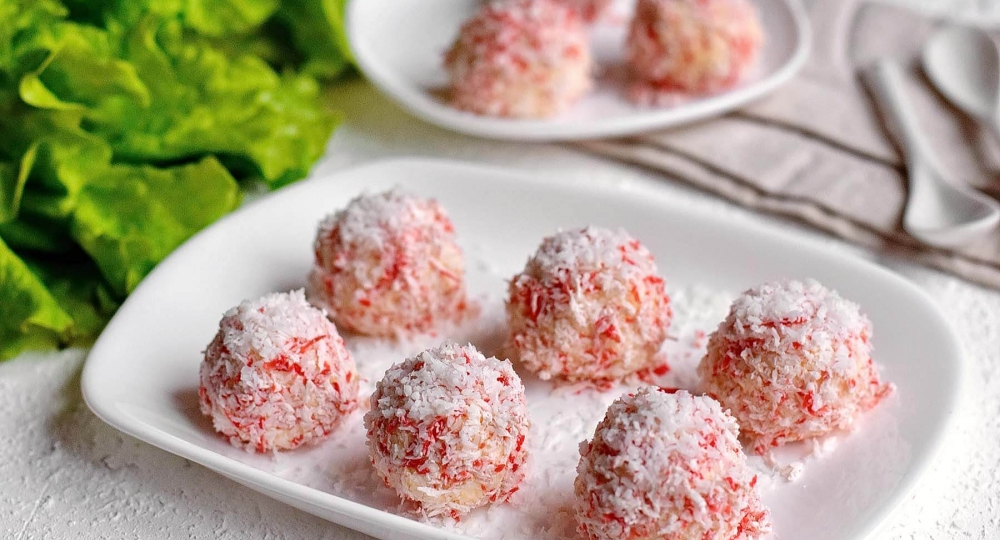 Закуска "Рафаэлло" из крабовых палочек и сыра