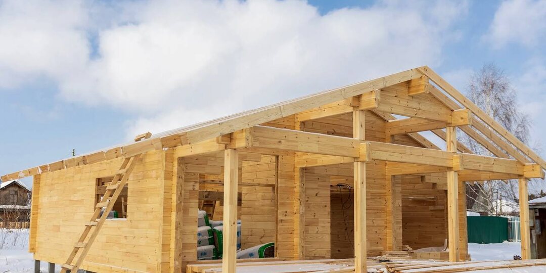 Холод стройке не помеха? Или почему стоит задуматься о строительстве дома или бани зимой