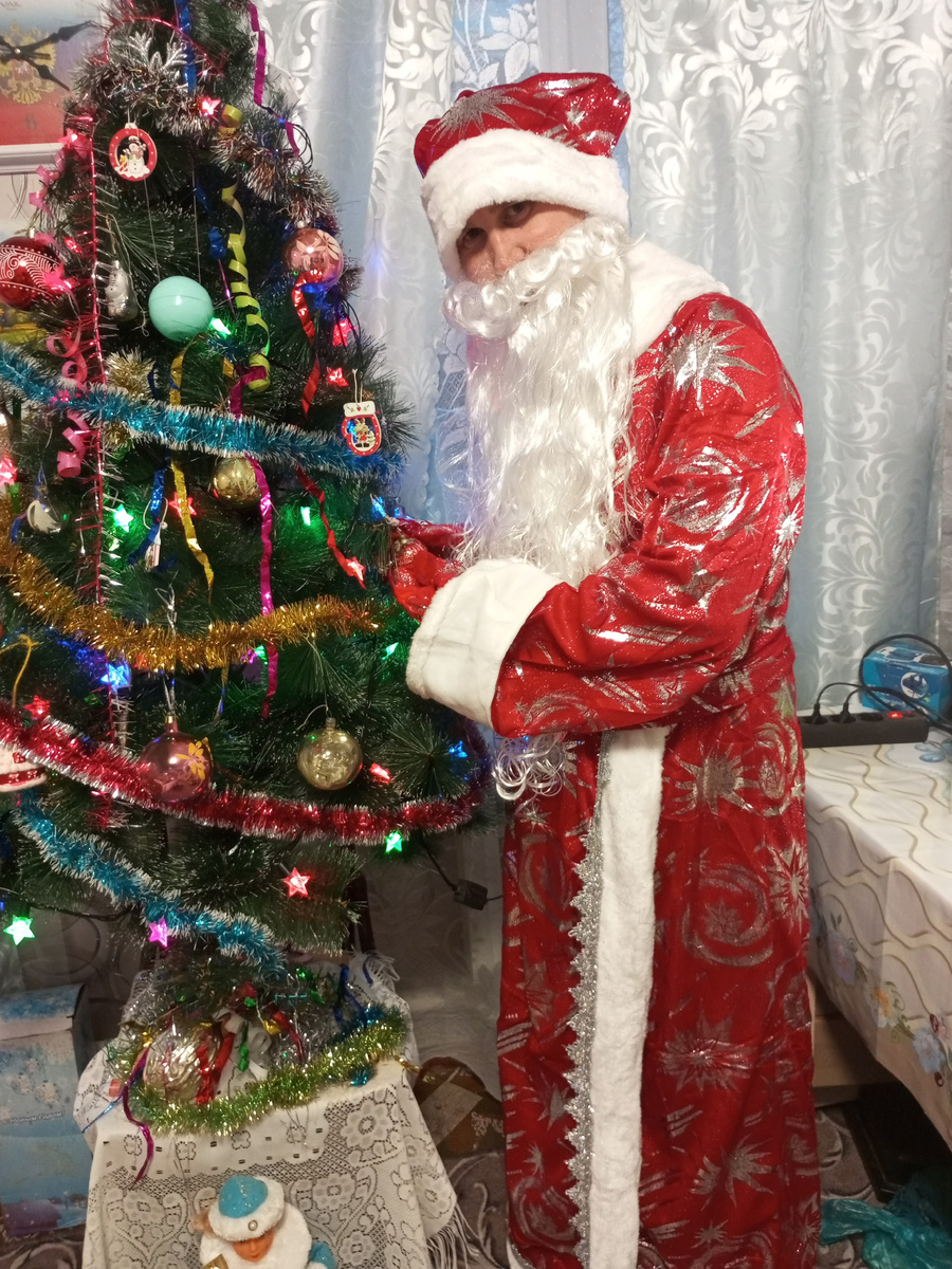 Подготовка к новому году идёт полным ходом вот такой дедушка молодец