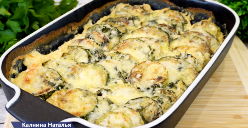 Нарежьте кабачок кружочками: Неделю уже готовлю - едим с удовольствием и про мясо забыли (даже маму удивила). Гратен из кабачков.