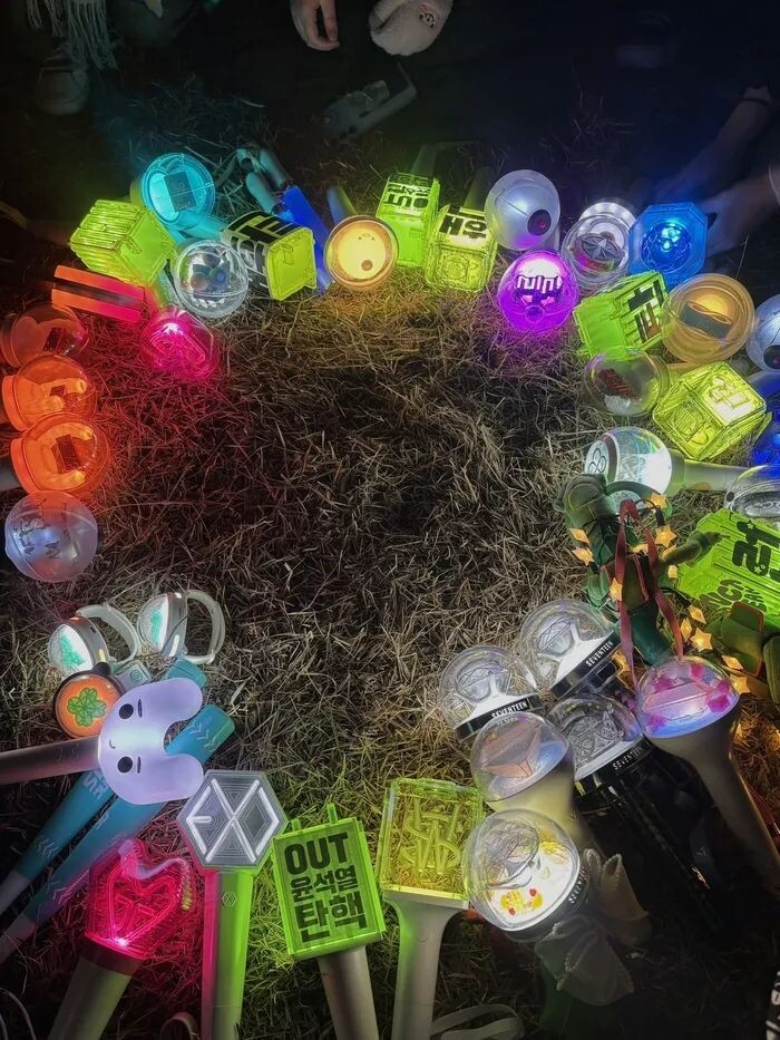    Светящиеся палочки, использованные на митинге за импичмент президента Юн Сок Ёля. Скриншот из онлайн-сообщества