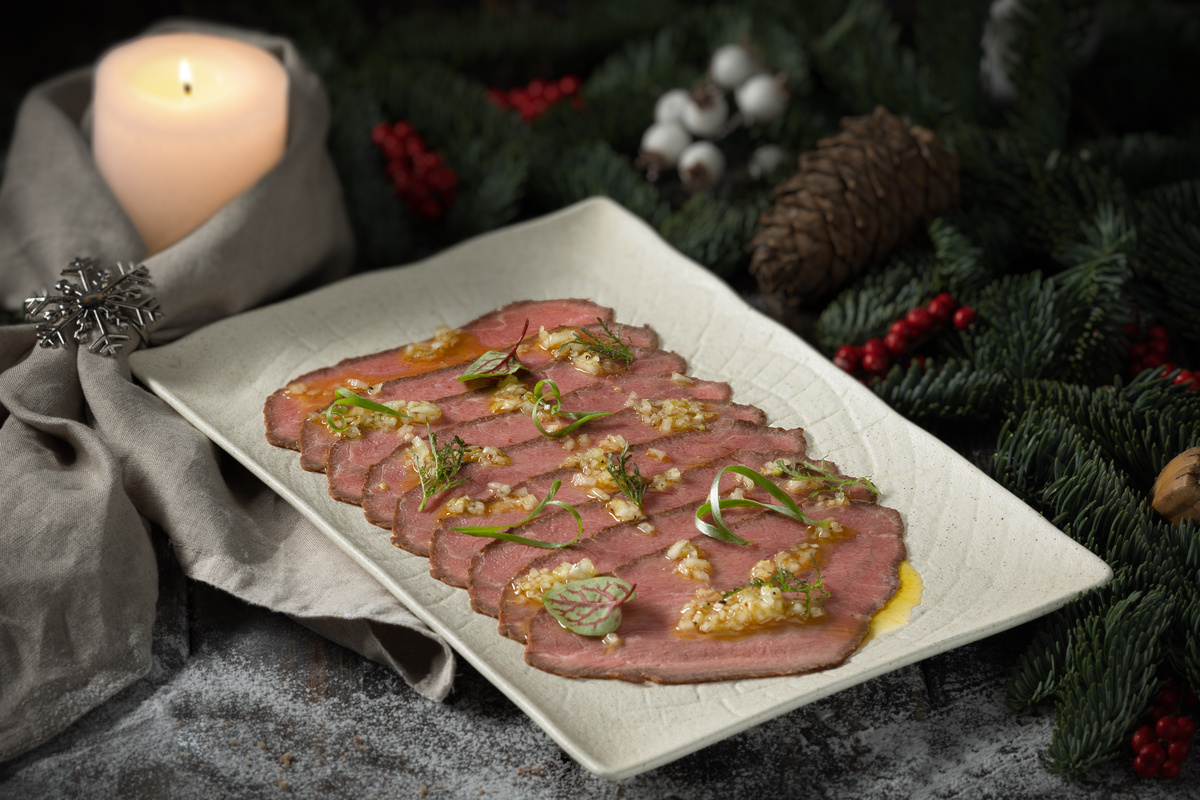 Ломтики нежной, аппетитной, запечённой органической говядины травяного откорма с еловым соусом «Чимичурри».