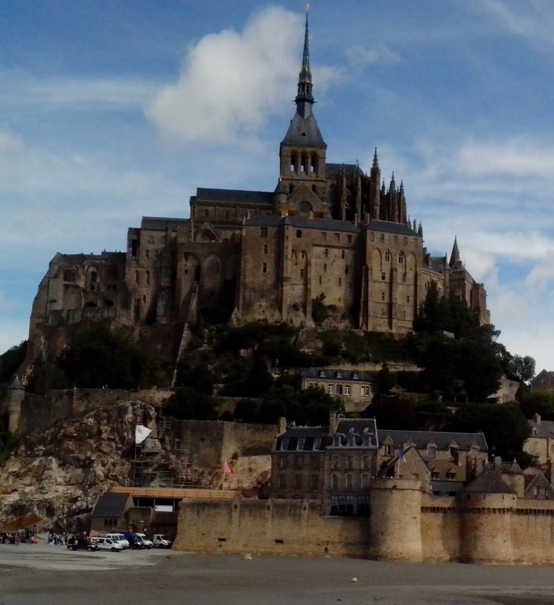Мон-Сен-Мишель. Сравните громаду крепости с микроскопическими машинами и людьми у подножия. Фото автора