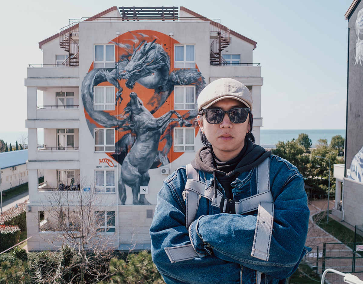 Woojs на фоне своего мурала. Морской квартал, ул. Парусная