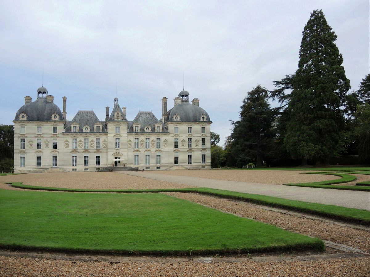 Дворец и площадь перед ним на фото выглядят большими... А на плане - под микроскопом искать надо ☺️